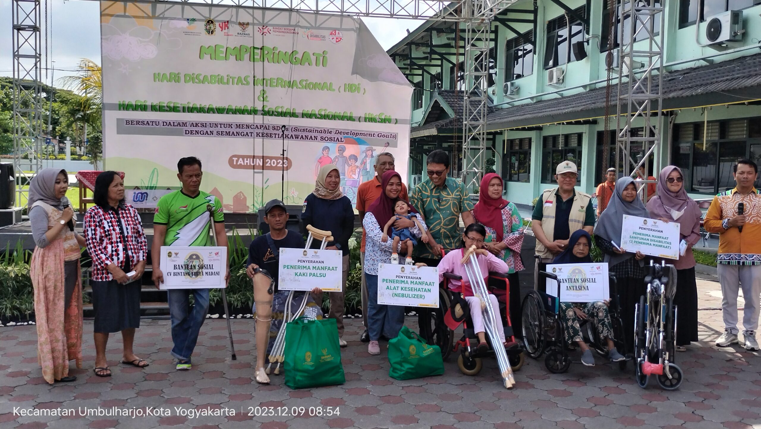 Penyerahan bantuan alat dan dana