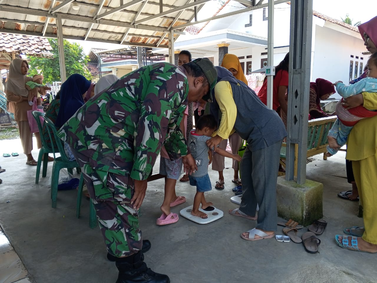 Cegah Stunting Babinsa Bersama Bidan Desa Karang Harja Berikan Pelayanan Posyandu IMG 20250326 WA0007