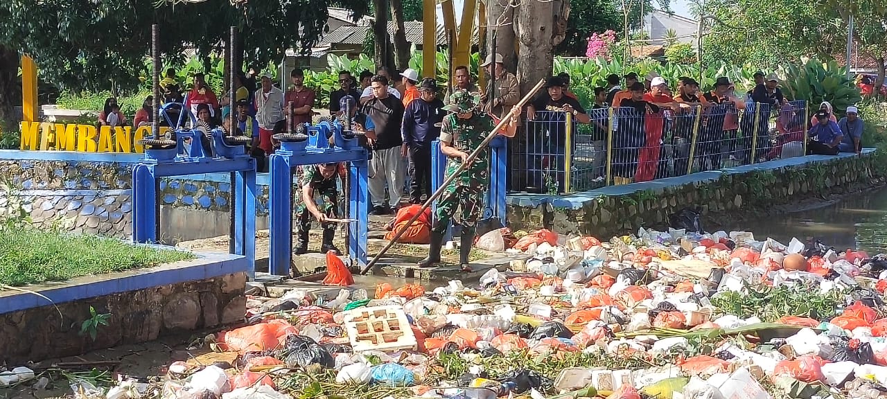 Bersihkan Sampah di Kali Capang Bancong, TNI dan Warga Berjibaku Sukseskan Lingkungan Bersih IMG 20250406 WA0082