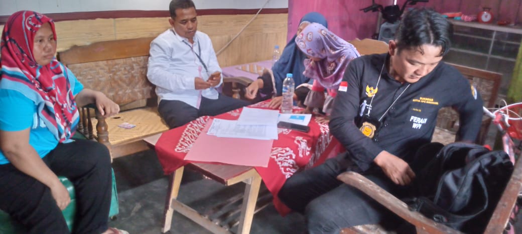 Sukindar Ketua Feradi WPI DPC Kota Semarang Datangi Rumah Rahayu Bersama Ibu Umi Terkait Kasus Paketan Lebaran IMG 20250413 WA0220