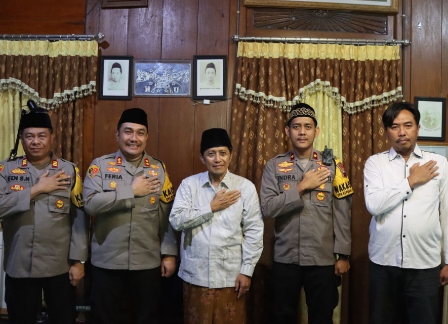 Tradisi Syawalan di Kaliwungu, Kapolres Kendal Pastikan Keamanan Bersama Ulama IMG 20250403 163449