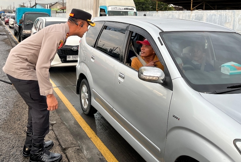 Jalur Pantura Mengalami Kemacetan, Kapolres Demak Urai Arus Lalulintas IMG 20250405 082159