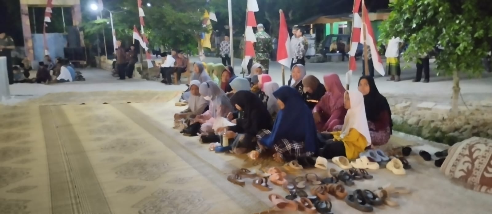 KH.Duri Ashari - Hj.Etik Suryani,S.E,M.M : "Pengajian Akbar Hari Ulang Tahun Kantor Desa Juron , Kaji Rasa Menguatkan Iman & Taqwa Sesama Rukun - Guyub - Tentrem, Adem Sesami Menjaga Integrasi Ilmu Management Otentik Diri" 6 pengajian akbar 5