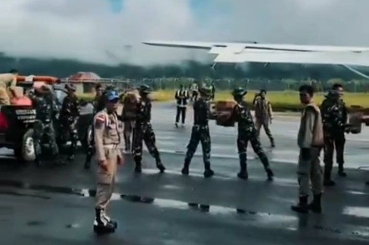 Susi Air Barisan Mantan Menteri Kelautan RI Mengambil Sikap Merangkul Kinerjasama BNPB Dalam Mendistribusikan Bantuan Bencana Ke Seluruh Lokasi Terdampak "Setiap Hari Koridor Pesawat Tranportasi Milik Pribadi Terbang Ke Belbagai Sudut Yang Harus Dibantu Cepat" 2 » IMG 20251206 221549
