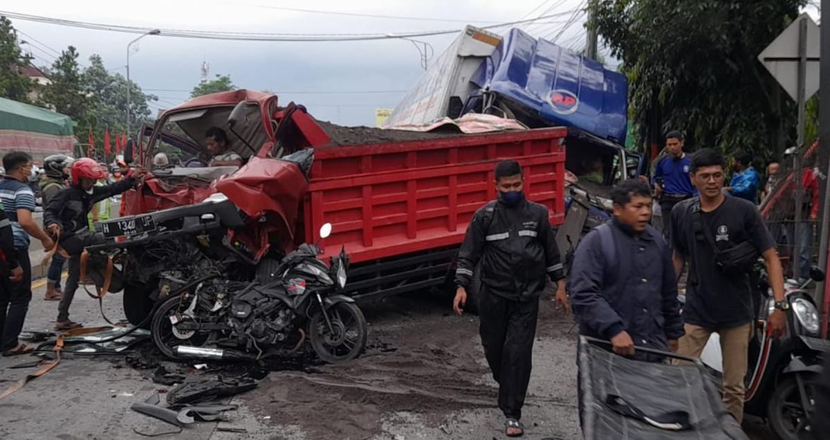 Lansia - Mengendarai Motor, Didepan dan Belakang Berhambur Duka Warga di TKP "Tak Selamat Seketika Meninggal Dunia" Kecelakaan Gunung Pati E1790067646608